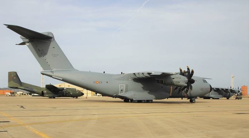 Los transportes de última generación como los A400M (en primer plano) uno español, compartieron ejercicio con veteranos aparatos como el C160D “Transall”, que se ve a la izquierda. Los transportes de última generación como los A400M (en primer plano) uno español, compartieron ejercicio con veteranos aparatos como el C160D “Transall”, que se ve a la izquierda.