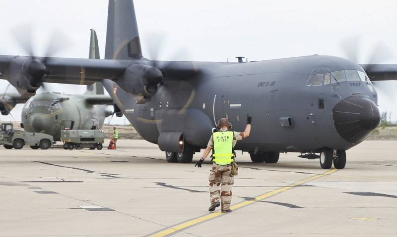 Un mecánico de línea del Armée de l´Air recibe en la plataforma de Zaragoza a su C-130J-30, al fondo se ve un aparato del mismo modelo de la RAF. Un mecánico de línea del Armée de l´Air recibe en la plataforma de Zaragoza a su C-130J-30, al fondo se ve un aparato del mismo modelo de la RAF.