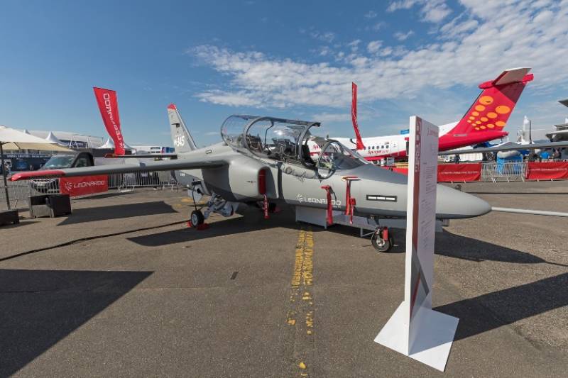 El M-345 se trata de un avión multirole de entrenamiento avanzado con capacidad de ataque ligero. El M-345 se trata de un avión multirole de entrenamiento avanzado con capacidad de ataque ligero.