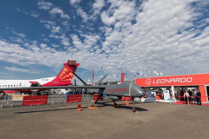 Otra de las estrellas de LEONARDO en este festival fue la presentación de su nuevo drone, el Falco Xplorer. Un drone dual válido tanto para aplicaciones civiles como militares. Otra de las estrellas de LEONARDO en este festival fue la presentación de su nuevo drone, el Falco Xplorer. Un drone dual válido tanto para aplicaciones civiles como militares.