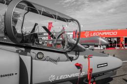 La firma italiana LEONARDO nos mostr� en Le Bourget su nuevo avi�n, el Aermacchi M-345.