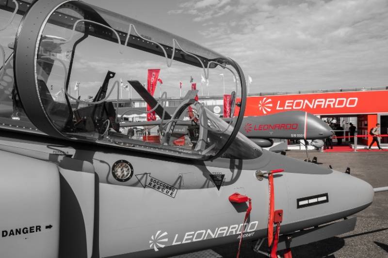 La firma italiana LEONARDO nos mostró en Le Bourget su nuevo avión, el Aermacchi M-345. La firma italiana LEONARDO nos mostró en Le Bourget su nuevo avión, el Aermacchi M-345.