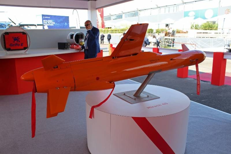 El estiloso Mirach 40 se trata de un sistema de objetivo aéreo integrado y reutilizable desarrollado por Leonardo para respaldar los requisitos de entrenamiento de las fuerzas armadas de todo el mundo. El estiloso Mirach 40 se trata de un sistema de objetivo aéreo integrado y reutilizable desarrollado por Leonardo para respaldar los requisitos de entrenamiento de las fuerzas armadas de todo el mundo.