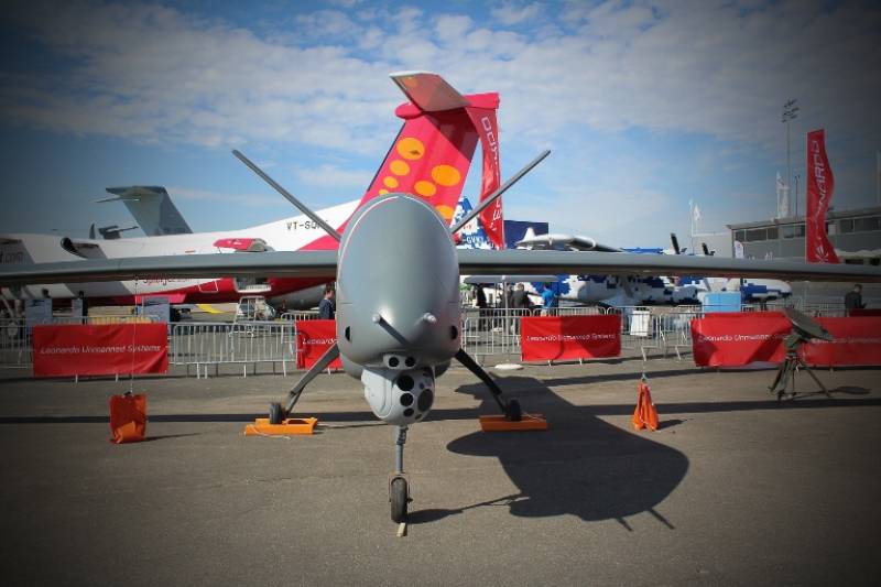 El Xplorer tendrá una capacidad de carga útil de 350Kg con una autonomía de 24h. Equipado con una electrónica puntera que le da una capacidad integral de inteligencia, vigilancia y reconocimiento. El Xplorer tendrá una capacidad de carga útil de 350Kg con una autonomía de 24h. Equipado con una electrónica puntera que le da una capacidad integral de inteligencia, vigilancia y reconocimiento.