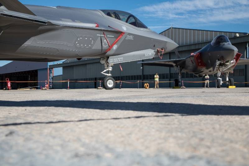 Cabe destacar que La División de Aviones de LEONARDO opera la línea Final de Ensamblaje y Salida (FACO) en Cameri, donde se ensamblan los F-35 italianos y holandeses. La División también produce alas completas para aeronaves ensambladas en EE. UU. Cabe destacar que La División de Aviones de LEONARDO opera la línea Final de Ensamblaje y Salida (FACO) en Cameri, donde se ensamblan los F-35 italianos y holandeses. La División también produce alas completas para aeronaves ensambladas en EE. UU.