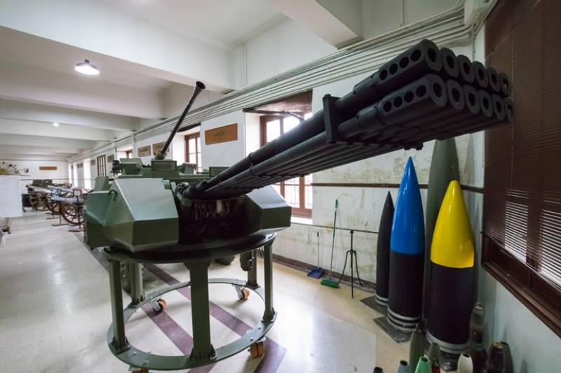 Aquí vemos el prototipo de un multitubo meroka para ser colocado en la torreta de un Pizarro. Finalmente el proyecto no se llevó a cabo. Aquí vemos el prototipo de un multitubo meroka para ser colocado en la torreta de un Pizarro. Finalmente el proyecto no se llevó a cabo.