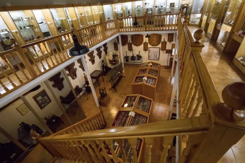 En la Sala de Ciencias y Tecnología, distribuida en dos plantas, se ha reunido una notable colección de instrumentos y aparatos procedentes de los laboratorios y gabinetes de enseñanza que dispuso la Academia hasta el primer cuarto del siglo XX, así como En la Sala de Ciencias y Tecnología, distribuida en dos plantas, se ha reunido una notable colección de instrumentos y aparatos procedentes de los laboratorios y gabinetes de enseñanza que dispuso la Academia hasta el primer cuarto del siglo XX, así como