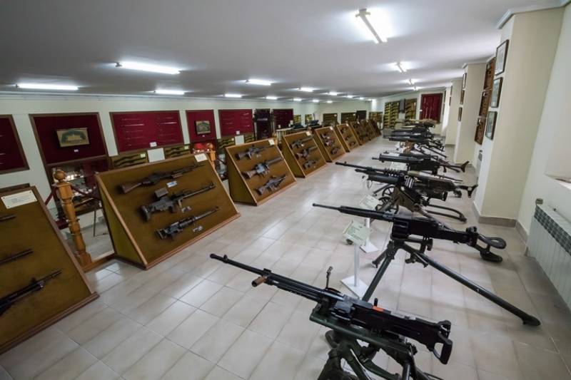 Las exposiciones no solo se limitan a las armas de fuego y artillería. Su colección de sables también destacable. Apuntar que la mayoría de las armas expuestas en estos museos son operativas y funcionales. Las exposiciones no solo se limitan a las armas de fuego y artillería. Su colección de sables también destacable. Apuntar que la mayoría de las armas expuestas en estos museos son operativas y funcionales.