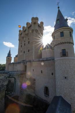 La Academia de Artiller�a de Segovia (la m�s antigua del mundo en activo) se fund� inicialmente en el Alcazar de Segovia en Mayo de 1764 donde estuvo ubicada hasta su desgraciado incendio ocurrido el 6 de Marzo de 1862.