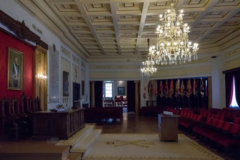 En el salón de actos de la Academia se guardan los guiones de todas las unidades de la Artillería Española. En el salón de actos de la Academia se guardan los guiones de todas las unidades de la Artillería Española.