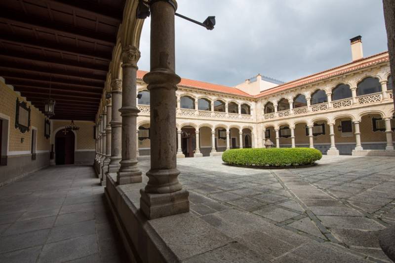 La misma noche del incendio, la academia y parte de sus archivos fueron trasladados a el Convento de San Francisco. Sede de la academia y de sus museos hasta nuestros días. En la imagen podemos contemplar el Patio de Orden del Convento en la actualidad. La misma noche del incendio, la academia y parte de sus archivos fueron trasladados a el Convento de San Francisco. Sede de la academia y de sus museos hasta nuestros días. En la imagen podemos contemplar el Patio de Orden del Convento en la actualidad.