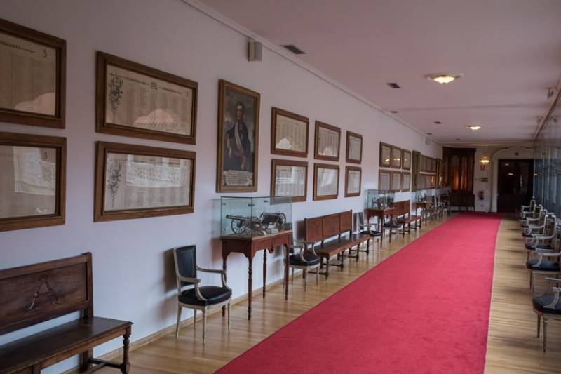 Aunque mucha gente lo desconoce por ser una academia en activo, estos museos son visitables previa solicitud en el correo "visitaacademiadeartilleria@mde.es" (al menos con una antelación de 72 horas). Aunque mucha gente lo desconoce por ser una academia en activo, estos museos son visitables previa solicitud en el correo "visitaacademiadeartilleria@mde.es" (al menos con una antelación de 72 horas).
