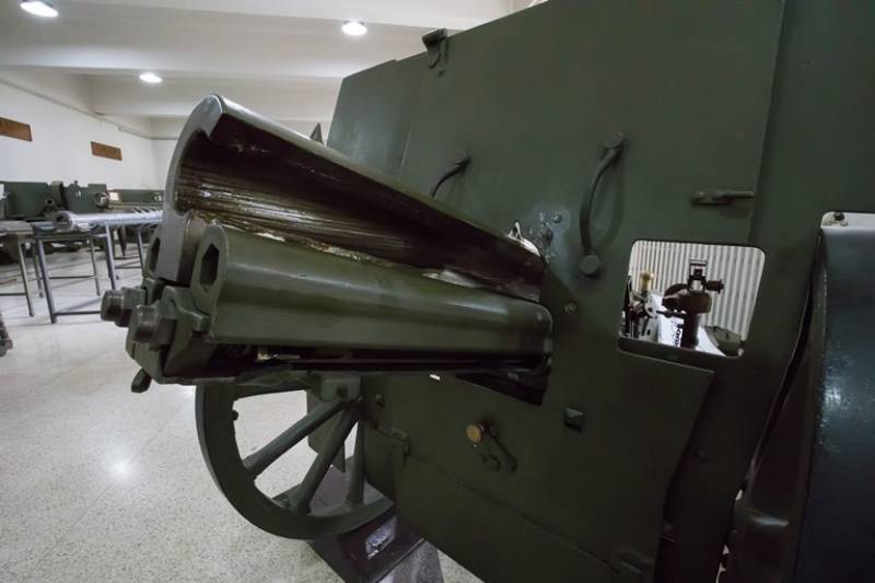 Aunque el tamaño de sus museos no son muy grandes, en ellos podemos encontrar interesantes cortes transversales de piezas, mecanismos, así como de cañones utilizados en la enseñanza de los alumnos. Aquí podemos ver perfectamente el ánima estriada de una d Aunque el tamaño de sus museos no son muy grandes, en ellos podemos encontrar interesantes cortes transversales de piezas, mecanismos, así como de cañones utilizados en la enseñanza de los alumnos. Aquí podemos ver perfectamente el ánima estriada de una d