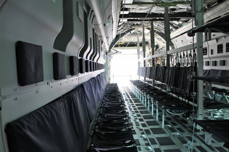 Este avión en concreto está configurado a petición de la FAB. Se pueden observar los asientos donde irán sentados los paracaidistas ya que está preparado para saltos y lanzamiento de cargas. Este avión en concreto está configurado a petición de la FAB. Se pueden observar los asientos donde irán sentados los paracaidistas ya que está preparado para saltos y lanzamiento de cargas.