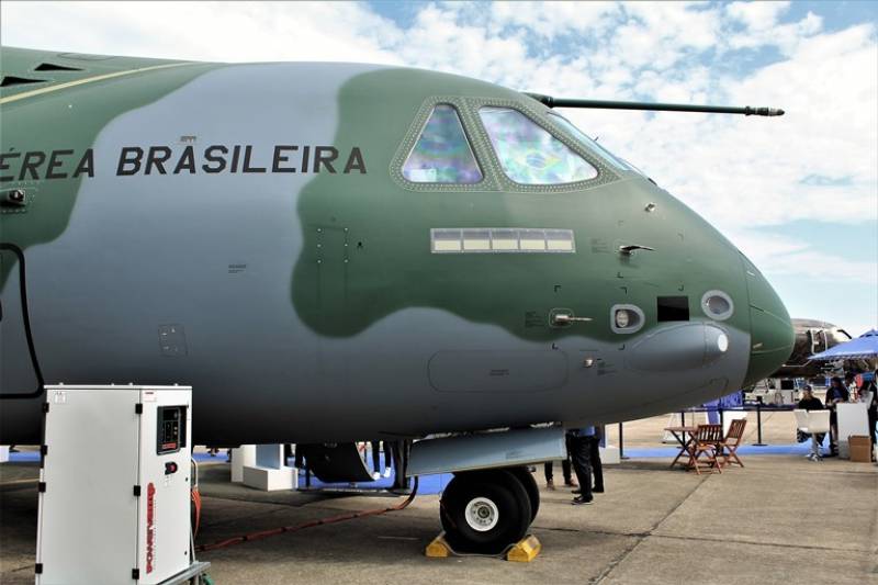 Se le puede denominar como un avión de transporte mediano, de tamaño similar al C-130 Súper Hércules, diseñado por la empresa aeroespacial brasileña Embraer. Se le puede denominar como un avión de transporte mediano, de tamaño similar al C-130 Súper Hércules, diseñado por la empresa aeroespacial brasileña Embraer.