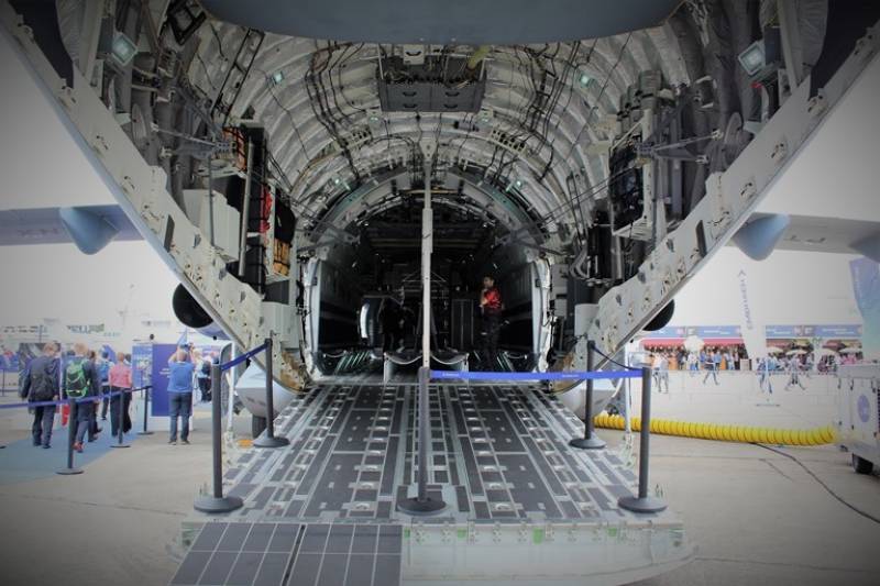 Este es el avión más grande fabricado por Embraer, sus medidas son: 32,7 m de longitud, 10.3 m de altura, y 35.1 m de envergadura. Este es el avión más grande fabricado por Embraer, sus medidas son: 32,7 m de longitud, 10.3 m de altura, y 35.1 m de envergadura.