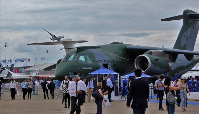 No queda más que augurar futuros éxitos a este avión con características como reabastecimiento aire-aire, combate aéreo de incendios, altas capacidades de rendimiento y prestaciones. No queda más que augurar futuros éxitos a este avión con características como reabastecimiento aire-aire, combate aéreo de incendios, altas capacidades de rendimiento y prestaciones.