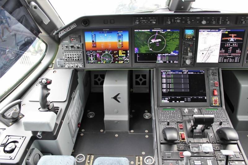 La cabina es espectacular, amplia y moderna, con grandes ventanillas por las que la tripulación tiene mejor noción de la ubicación. La cabina es espectacular, amplia y moderna, con grandes ventanillas por las que la tripulación tiene mejor noción de la ubicación.