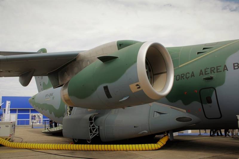 Impulsado por dos Turbofán IAE V2500-A5 con un empuje de 120KN (12236 kgf; 26977lbf) cada uno, le permiten alcanzar una velocidad máxima operativa de 0.8 Mach Impulsado por dos Turbofán IAE V2500-A5 con un empuje de 120KN (12236 kgf; 26977lbf) cada uno, le permiten alcanzar una velocidad máxima operativa de 0.8 Mach