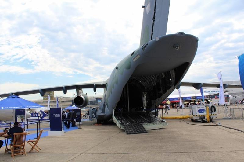 La trampilla trasera le permite cargar hasta 21 toneladas, albergando en su bodega incluso vehículos blindados de ruedas. La trampilla trasera le permite cargar hasta 21 toneladas, albergando en su bodega incluso vehículos blindados de ruedas.