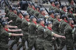 Miembros del Regimiento �Pr�ncipe� n� 3 de la Brigada �Galicia� VII desfilando por los Campos El�seos. (foto: EMAD)