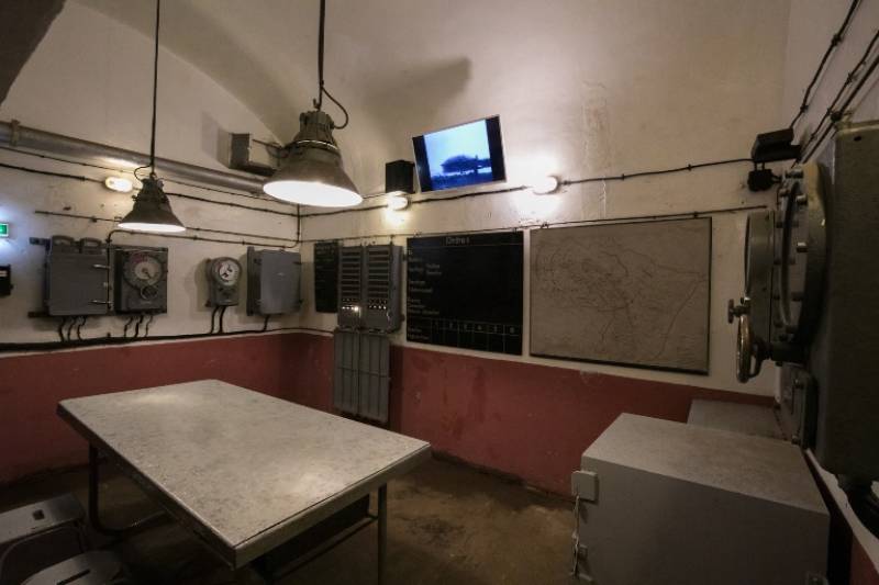 Sala de control de tiro de una de las piezas de artillería. Sala de control de tiro de una de las piezas de artillería.