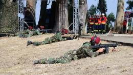 Miembros de los �Comandos�, como denotan sus boinas rojas, apuntando sus nuevos fusiles de asalto  FN SCAR-L (Special Forces Combat Assault Rifle), aunque el de color arena es de la versi�n H de 7,62 mm. 