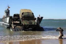 Los VAMTAC ST5 de la Infanter�a de Marina en su elemento natural, las playas y zonas costeras.