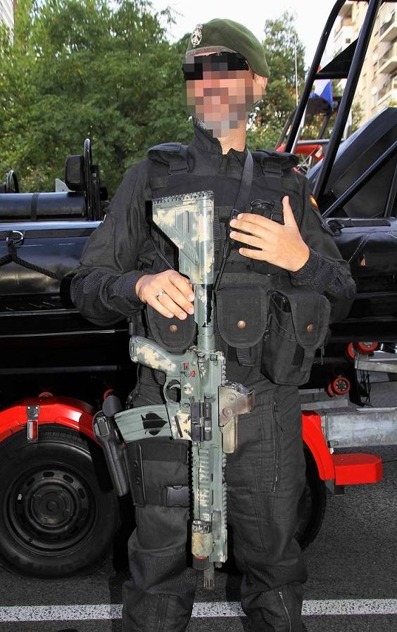 Antes del desfile pudimos ver a este profesional de la FGNE con su HK-416, al que le han aplicado camuflaje y algunos detalles como el as de picas que lleva del cargador. (foto: Julio Maíz/defensa.com)