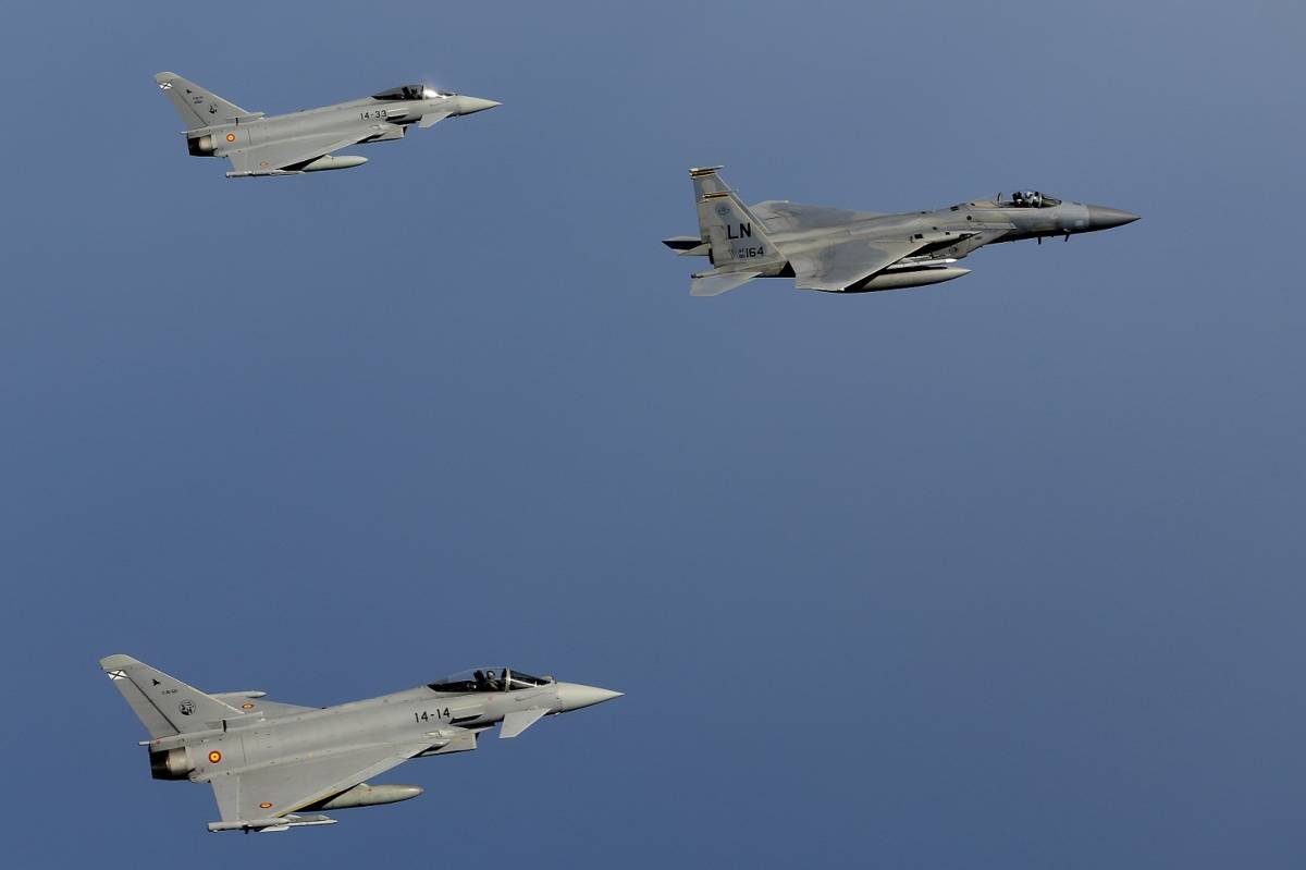 Formación de un F-15C y dos Eurofighter del Ala 14 del Ejército del Aire. Formación de un F-15C y dos Eurofighter del Ala 14 del Ejército del Aire.