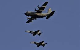 Uno de los KC-130H �H�rcules� del Ala 31, en formaci�n con dos EF-18M, realizando un inicial sobre la vertical de la base a�rea de Gando. (foto: Julio Ma�z/defensa.com)