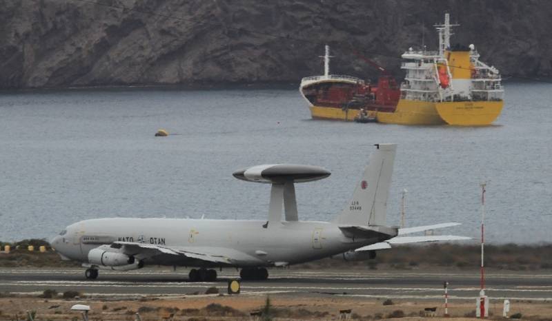 El otro AWACS de la OTAN aterrizando en la base aérea de Gando. (foto: Julio Maíz/defensa.com) El otro AWACS de la OTAN aterrizando en la base aérea de Gando. (foto: Julio Maíz/defensa.com)