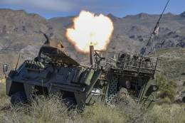 Impresionante fogonazo de un mortero de 120mm instalado en la versi�n porta-morteros del BMR (Blindado Medio de Ruedas) M1