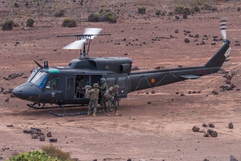 Fuerzas del Regimiento de Infantería “Soria” nº 9 desembarcan de un helicóptero AB-212 del Batallón de Helicópteros de Maniobra VI (BHELMA VI). Fuerzas del Regimiento de Infantería “Soria” nº 9 desembarcan de un helicóptero AB-212 del Batallón de Helicópteros de Maniobra VI (BHELMA VI).