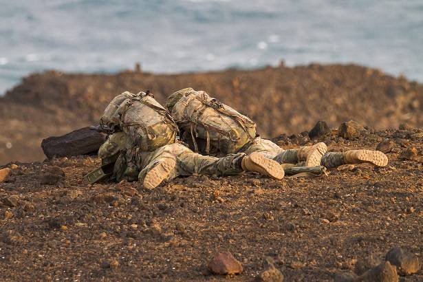Cubriendo el avance de los compañeros con una ametralladora MG-3 de 7,62 mm, tan veterana como eficaz. Cubriendo el avance de los compañeros con una ametralladora MG-3 de 7,62 mm, tan veterana como eficaz.