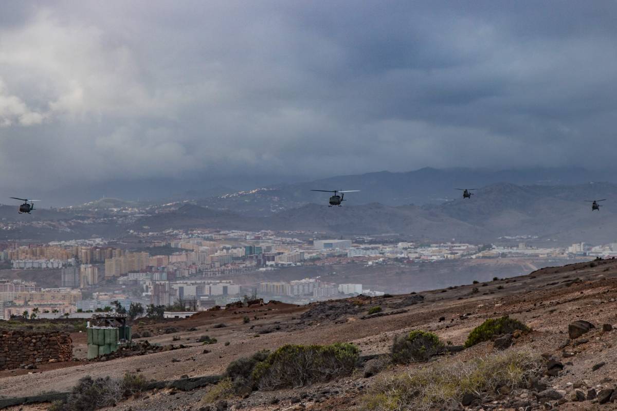El infatigable BHELMA VI utilizó cinco de sus helicópteros (tres AB-212 y dos AS332B1 Super Puma) para lanzar el Asalto Aéreo y dar fuego de apoyo con las ametralladoras de uno de sus AB-212. El infatigable BHELMA VI utilizó cinco de sus helicópteros (tres AB-212 y dos AS332B1 Super Puma) para lanzar el Asalto Aéreo y dar fuego de apoyo con las ametralladoras de uno de sus AB-212.