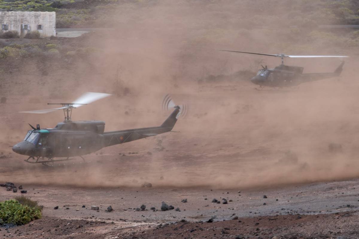 Tras desembarcar a los infantes del Regimiento “Soria” nº 9 los dos AB-212 despegan entre el polvo. Tras desembarcar a los infantes del Regimiento “Soria” nº 9 los dos AB-212 despegan entre el polvo.