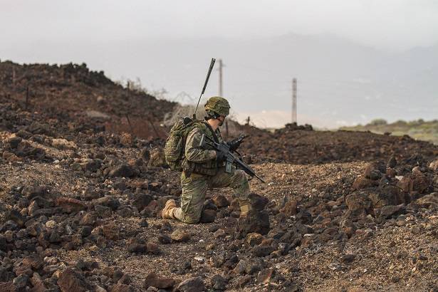 Uno de los infantes participantes coordina el asalto con su sistema de comunicaciones tácticas. Uno de los infantes participantes coordina el asalto con su sistema de comunicaciones tácticas.