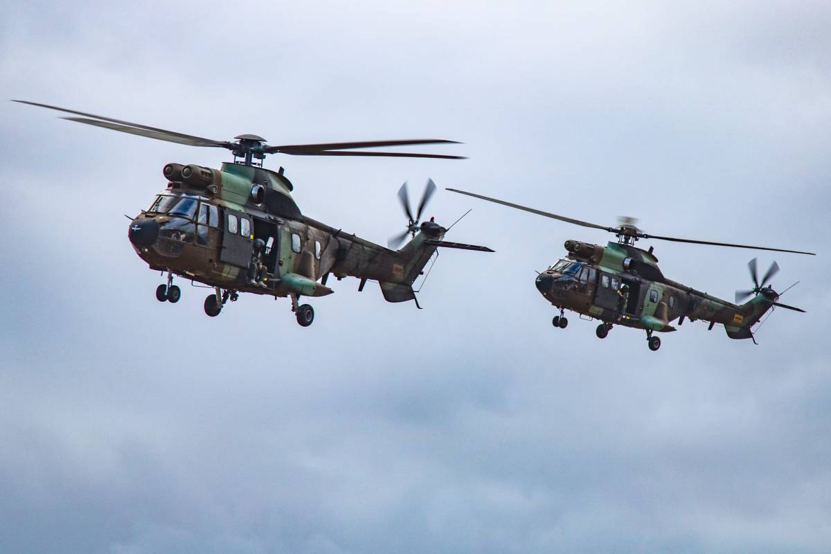 Los dos AS332B1 del BHEMA VI se aproximan a La Isleta con los infantes del Regimiento de Infantería “Soria” nº 9 a bordo. Los dos AS332B1 del BHEMA VI se aproximan a La Isleta con los infantes del Regimiento de Infantería “Soria” nº 9 a bordo.