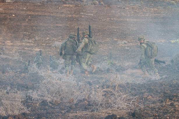 Entre el humo de cobertura progresa la infantería española. Entre el humo de cobertura progresa la infantería española.