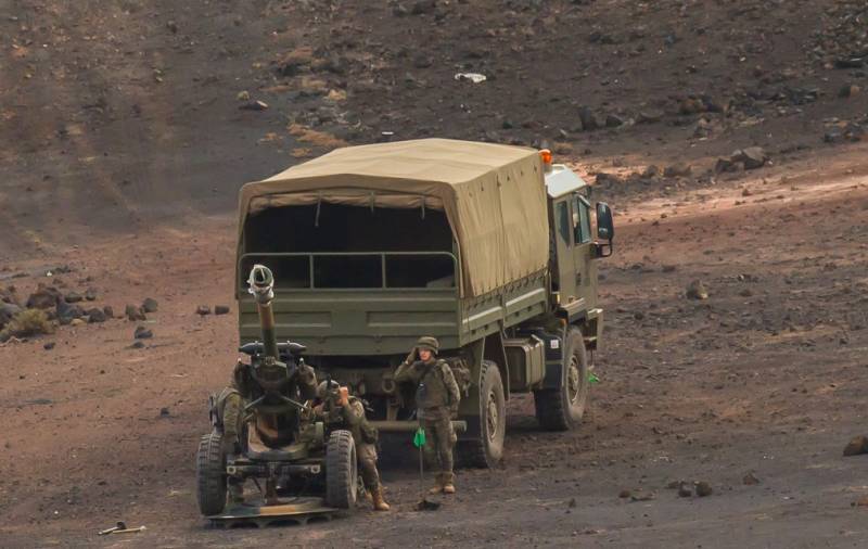 Una de los obuses L-118/119 Light Gun de 105 del Regimiento de Artillería de Campaña nº 93, que apoyo con su fuego el “asalto”. Una de los obuses L-118/119 Light Gun de 105 del Regimiento de Artillería de Campaña nº 93, que apoyo con su fuego el “asalto”.