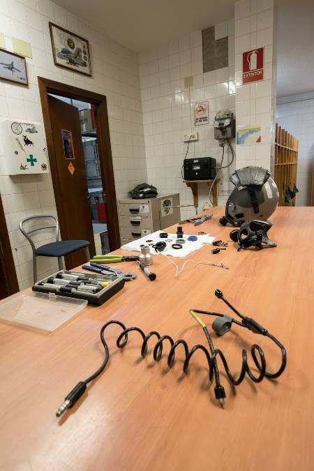 También los cascos son revisados y puestos apunto cuando es necesario .Nada se improvisa aquí ni antes ni después de una misión. También los cascos son revisados y puestos apunto cuando es necesario .Nada se improvisa aquí ni antes ni después de una misión.