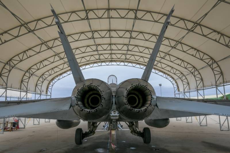 Sus dos potentes motores Turbofan de General Electric le confieren la potencia necesaria para llevar una carga bélica de hasta 25400Kg pudiendo integrar armamento de última generación. Sus dos potentes motores Turbofan de General Electric le confieren la potencia necesaria para llevar una carga bélica de hasta 25400Kg pudiendo integrar armamento de última generación.