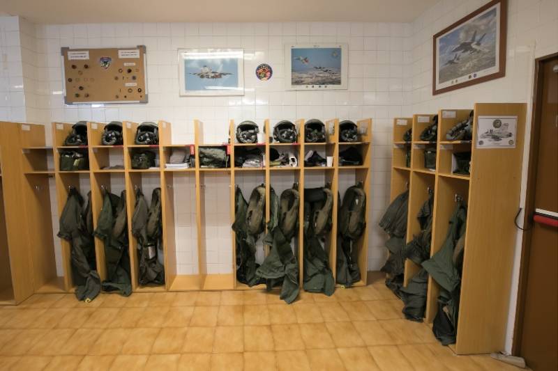 Aquí podemos ver la sala de los trajes de vuelo del ALA. Aquí podemos ver la sala de los trajes de vuelo del ALA.