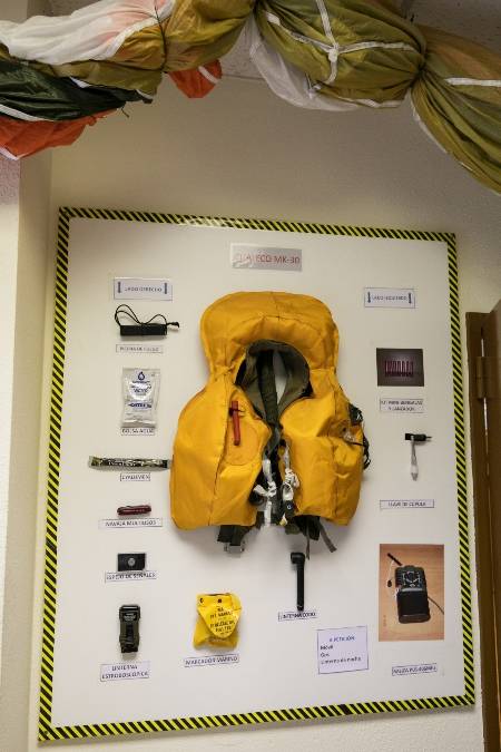 A su entrada podemos ver diversas equipaciones utilizadas por los pilotos en caso de emergencia. A su entrada podemos ver diversas equipaciones utilizadas por los pilotos en caso de emergencia.