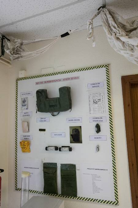 A todas estas equipaciones habría que sumar trajes secos (en caso de misiones sobre el mar) o el arma individual para misiones en zonas hostiles entre otros. A todas estas equipaciones habría que sumar trajes secos (en caso de misiones sobre el mar) o el arma individual para misiones en zonas hostiles entre otros.