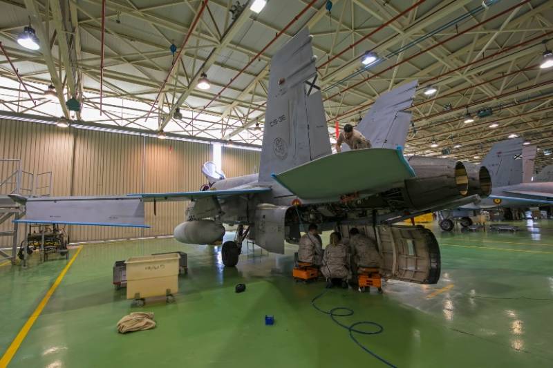 El concienzudo mantenimiento, así como las constantes actualizaciones en el Caza por parte del Centro Logístico de Armamento y Experimentación (CLAEX), hacen de éste veterano un rival a tener en cuenta. El concienzudo mantenimiento, así como las constantes actualizaciones en el Caza por parte del Centro Logístico de Armamento y Experimentación (CLAEX), hacen de éste veterano un rival a tener en cuenta.