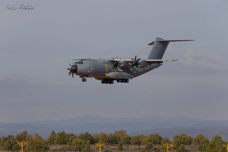 El Airbus A400M ha aterrizado en el Aeropuerto de Len para una serie de pruebas y certificaciones. 
