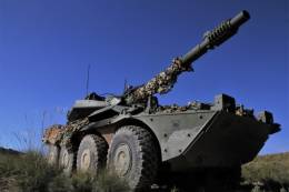 Un blindado Leonardo �Centauro� espera con toda su tripulaci�n lista para entrar en acci�n.