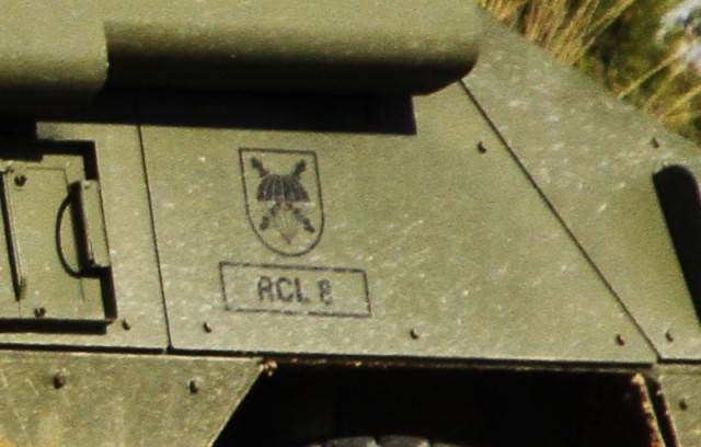 Los medios del Regimiento de Caballería "Lusitania" n.º 8 llevan la insignia de la BRIPAC, y debajo las siglas RCL 8.